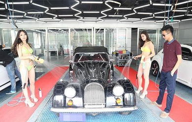 “香車美女”新招數 比基尼洗車服務高價攬客，富二代車主慷慨買單